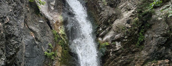 Eaton Canyon Hiking Trail is one of outdoor places?.