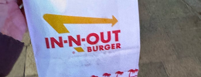 In-N-Out Burger is one of สถานที่ที่ Merve ถูกใจ.