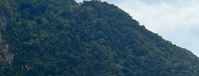 Naka Yai Island Beach is one of Tempat yang Disukai Ozgur.