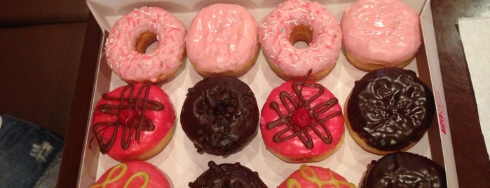 Dunkin' Donuts is one of wifi + розетки.