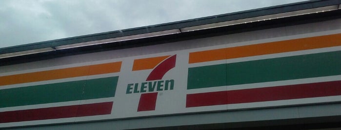 7-Eleven is one of สถานที่ที่ Darrell ถูกใจ.