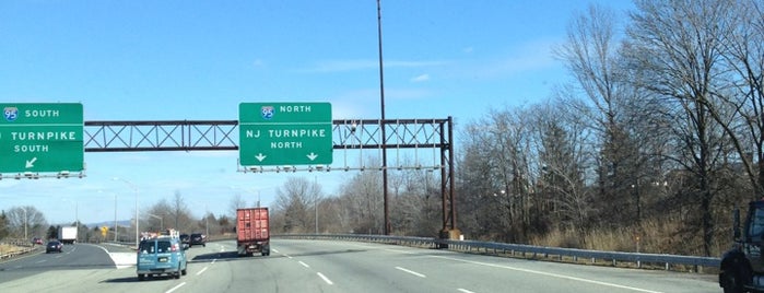 New Jersey Turnpike - Port Reading is one of Locais curtidos por Hoyee.