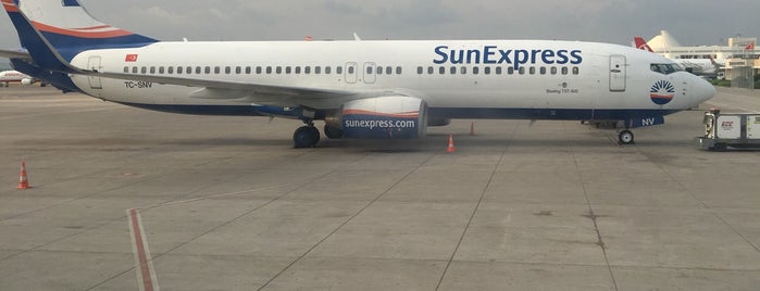 Sun express boeing 737  14F Izmir is one of Öğretmence 님이 좋아한 장소.