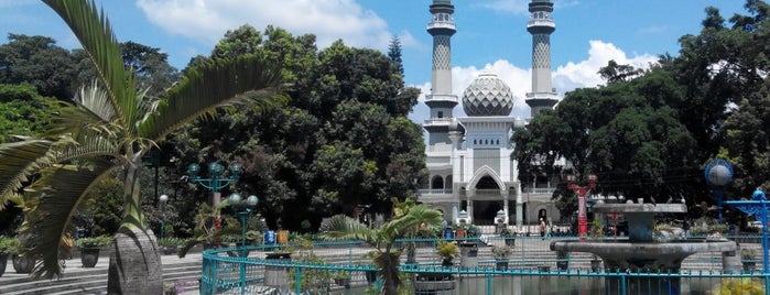 Alun-Alun Kota Malang is one of Tempat Bersejarah di Kota Malang Raya.