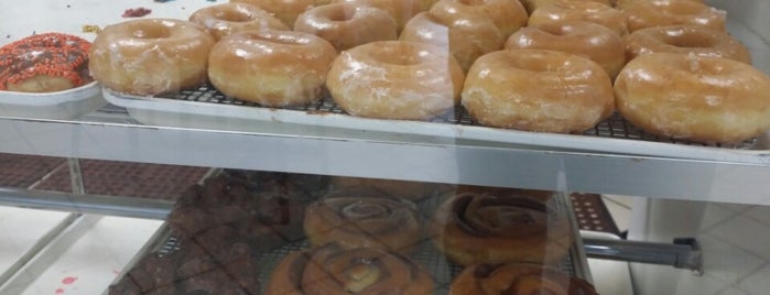 Donuts Cafe is one of Tempat yang Disukai Kristin.