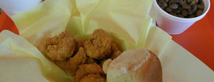 Louisiana Famous Fried Chicken & Seafood is one of สถานที่ที่ Erica ถูกใจ.
