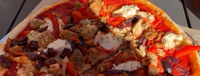 Blaze Pizza is one of Lugares favoritos de Saleh.