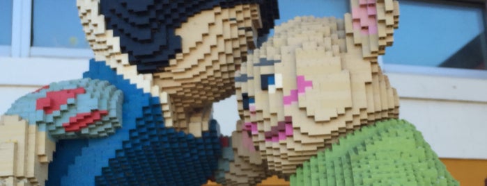 The LEGO Store is one of Aundrea'nın Beğendiği Mekanlar.