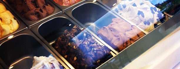 Stella - Doceira e Gelateria is one of Leo'nun Beğendiği Mekanlar.