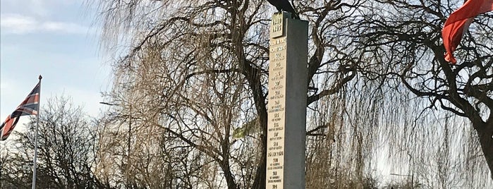 Polish War Memorial is one of Posti che sono piaciuti a Dan.
