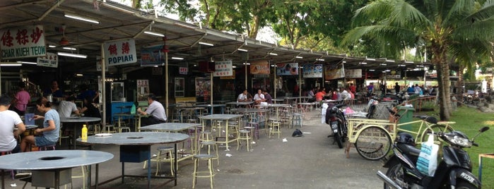 Padang Brown Food Court is one of Hawker Centers/ Food Court/ Kopitiam.