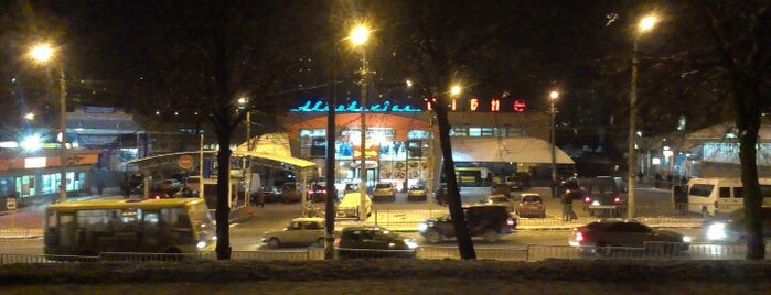 Автостанція «Рівне» / Rivne Bus Station is one of Orte, die Stephen gefallen.