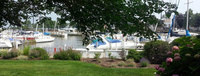Cleveland Yachting Club is one of Lugares favoritos de John.