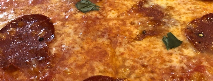 Toto's Pizzeria Italiana is one of Locais salvos de Fredrik.