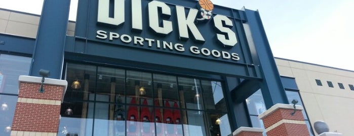DICK'S Sporting Goods is one of Lugares guardados de Sonja.