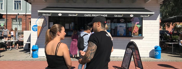 Cafe Promenade is one of Salla'nın Kaydettiği Mekanlar.