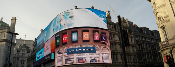 Piccadilly Circus is one of Tipy v Londýně.