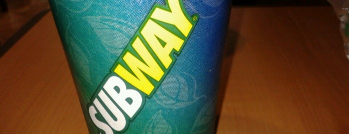 Subway is one of สถานที่ที่ Yasemin ถูกใจ.