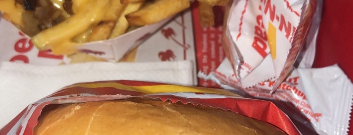 In-N-Out Burger is one of Locais curtidos por Mark.
