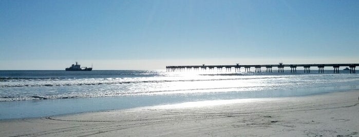 Jacksonville Beach is one of Lugares favoritos de Joe.