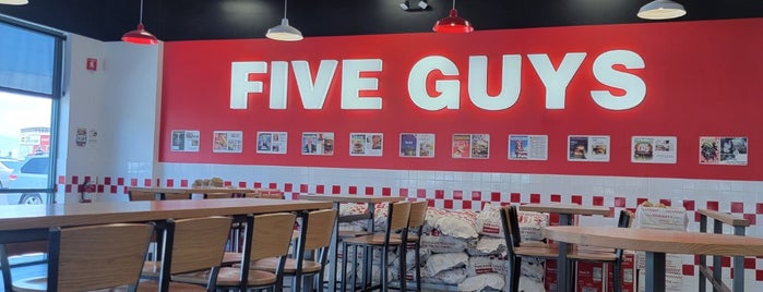 Five Guys is one of Bares e restaurantes.