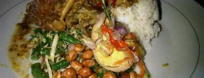 Ayam betutu pasar senggol gianyar is one of All-time favorites in Indonesia.