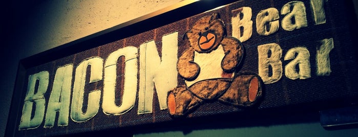 Bacon Bear Bar is one of Barcelone Gay.