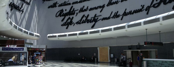 Aeroporto Internacional da Filadélfia (PHL) is one of Locais curtidos por Samuel.