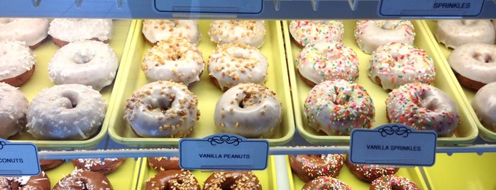 Tony's Donuts & Cafe is one of สถานที่ที่ Rick ถูกใจ.