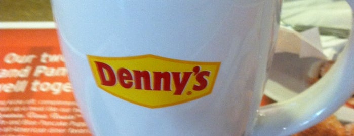Dennys Restuarant is one of Tempat yang Disukai Lisa.