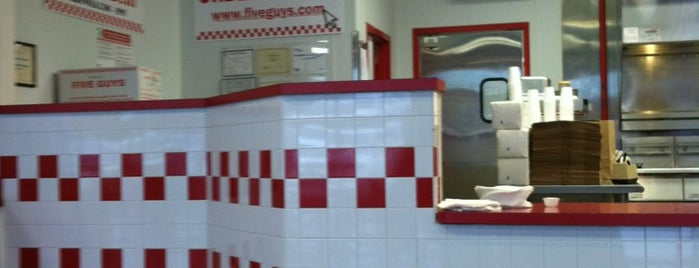 Five Guys is one of Kellyさんのお気に入りスポット.