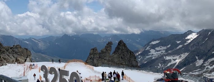 Hintertuxer Gletscher - Gletscherbus I. is one of สถานที่ที่ Yves ถูกใจ.