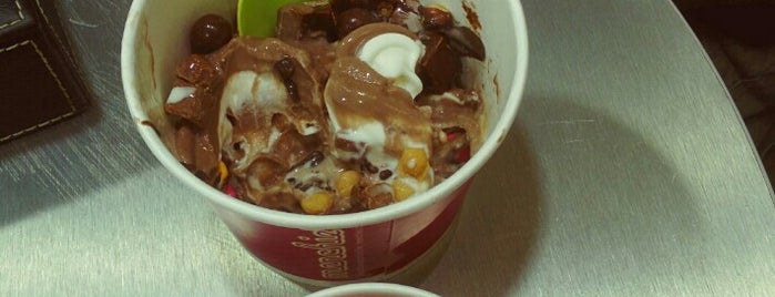 Menchie's Frozen Yogurt is one of Tempat yang Disukai Deepak.