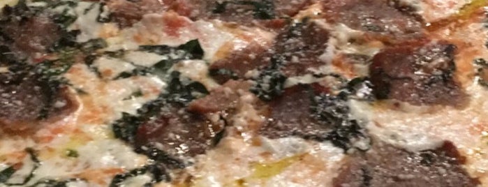 Five Points Pizza is one of Lieux qui ont plu à Sam.