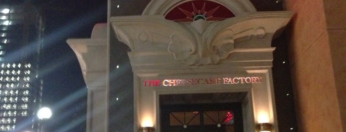 The Cheesecake Factory is one of Lieux qui ont plu à Stephania.