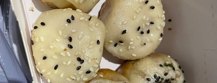 Cheung Hing Kee Shanghai Pan-fried Buns is one of Lugares favoritos de Shank.