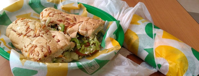 Subway is one of bares,restaurantes,baladas etc
....