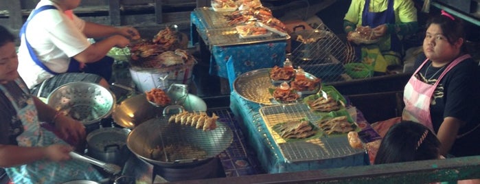 Wat Lam Phaya Floating Market is one of Pupae : понравившиеся места.