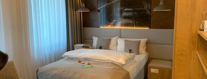 Hotel Esplanade is one of FWB'ın Beğendiği Mekanlar.