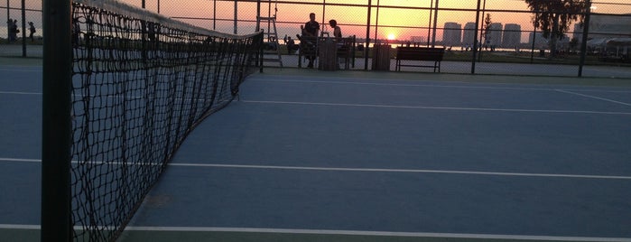 Bostanlı Sahil Tenis Kortları is one of Posti che sono piaciuti a Pervin.