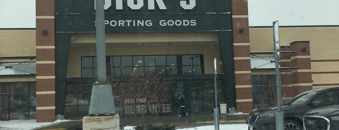 DICK'S Sporting Goods is one of Lugares favoritos de Dan.