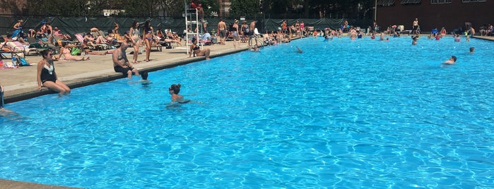 Hamlin Park Pool is one of Angie'nin Beğendiği Mekanlar.