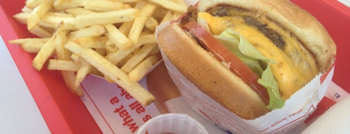 In-N-Out Burger is one of Lugares favoritos de Kevin.