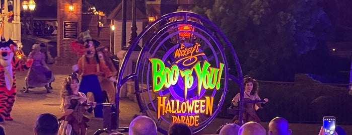 Mickey's "Boo-to-You" Halloween Parade is one of FOOD & FUN SPOTS.