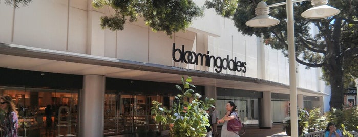 Bloomingdale's is one of สถานที่ที่ Jennifer ถูกใจ.