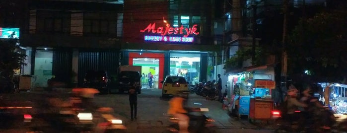 Majestyk Bakery & Cake Shop is one of สถานที่ที่ mika ถูกใจ.