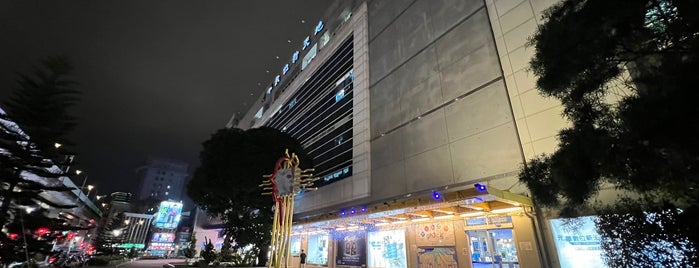Guanghua Digital Plaza is one of สถานที่ที่ J ถูกใจ.