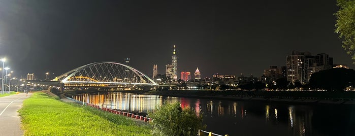 彩虹河濱公園 is one of Taipei.