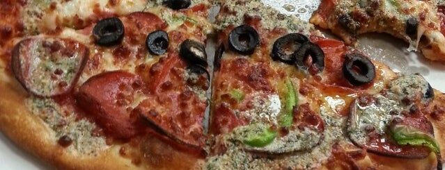 Domino's Pizza is one of Fuat : понравившиеся места.