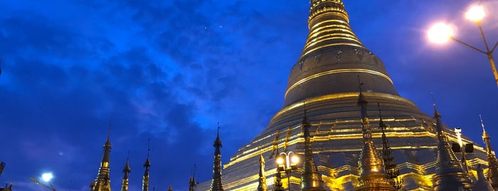 Shwedagon Pagoda is one of Lugares favoritos de Gianluca.